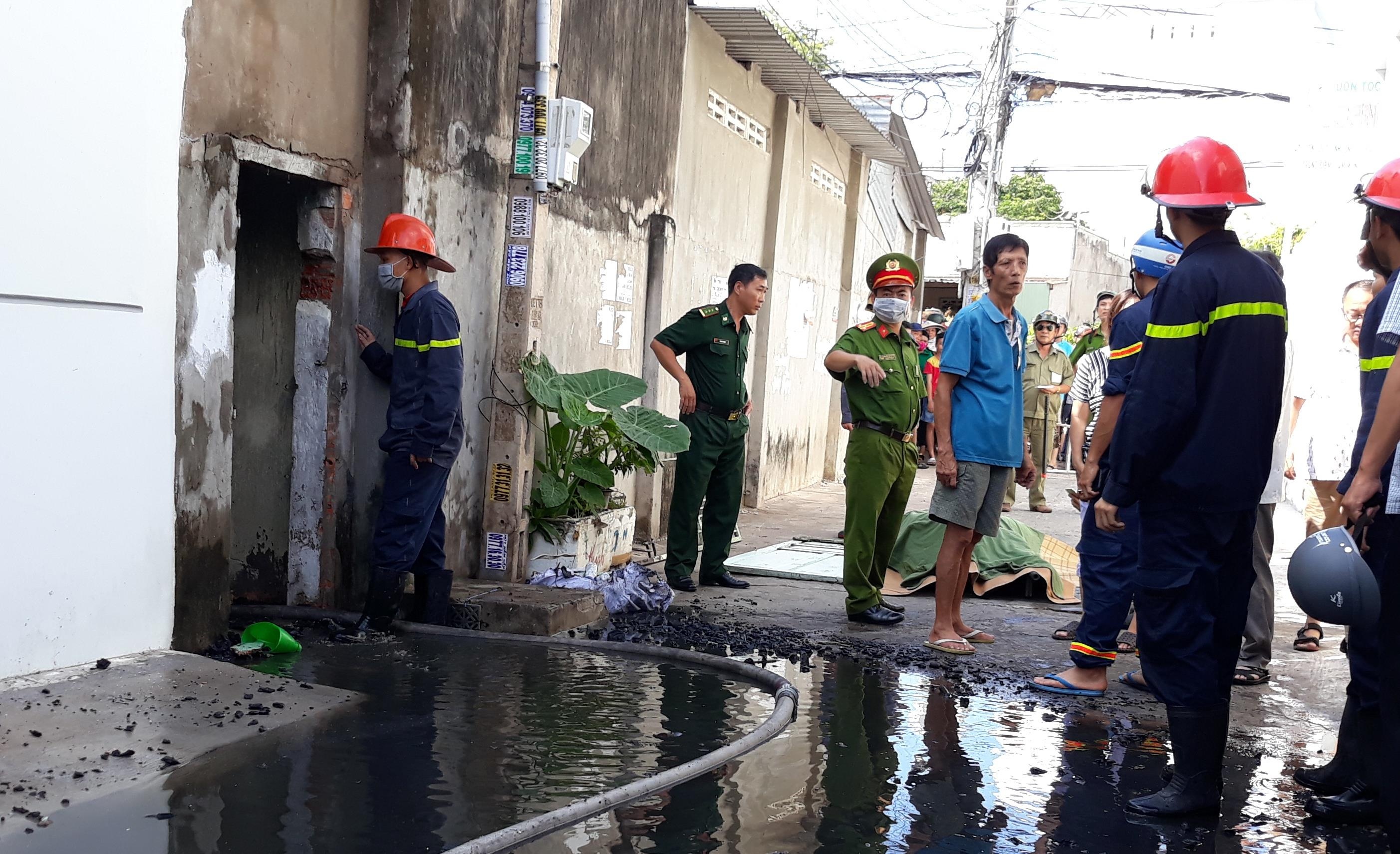 Nguoi phu nu tu vong o cua thoat hiem trong vu chay khu tap the hinh anh