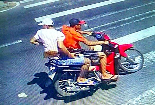 Camera ghi hinh nam thanh nien mang sung di giai quyet mau thuan hinh anh