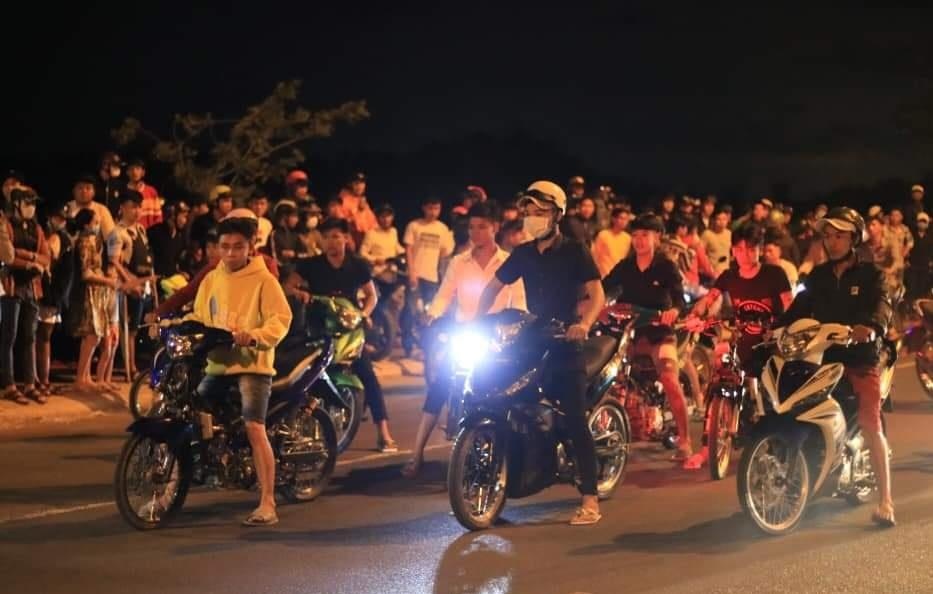 Hang tram quai xe to chuc dua xe o Mui Ne anh 2