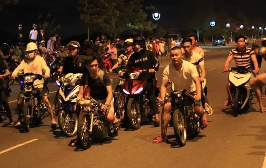 Hang tram quai xe to chuc dua xe o Mui Ne anh 1