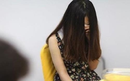 Ong lao 75 tuoi bi to dung bang keo bit mieng be gai roi cuong buc hinh anh