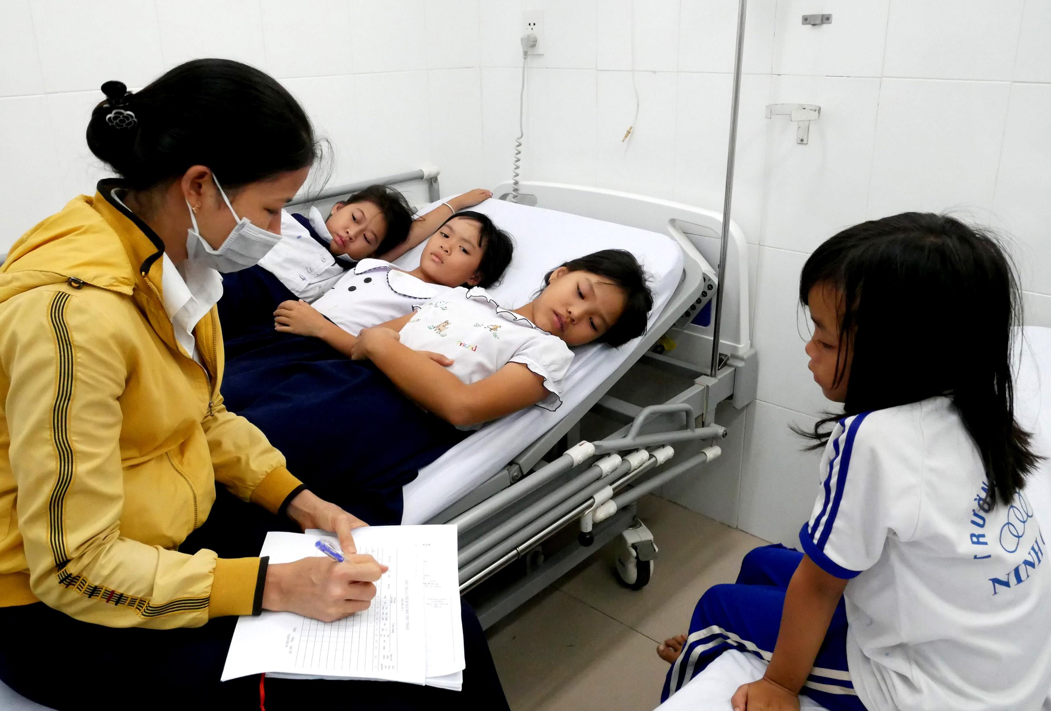 30 hoc sinh nhap vien sau khi uong sua mien phi hinh anh