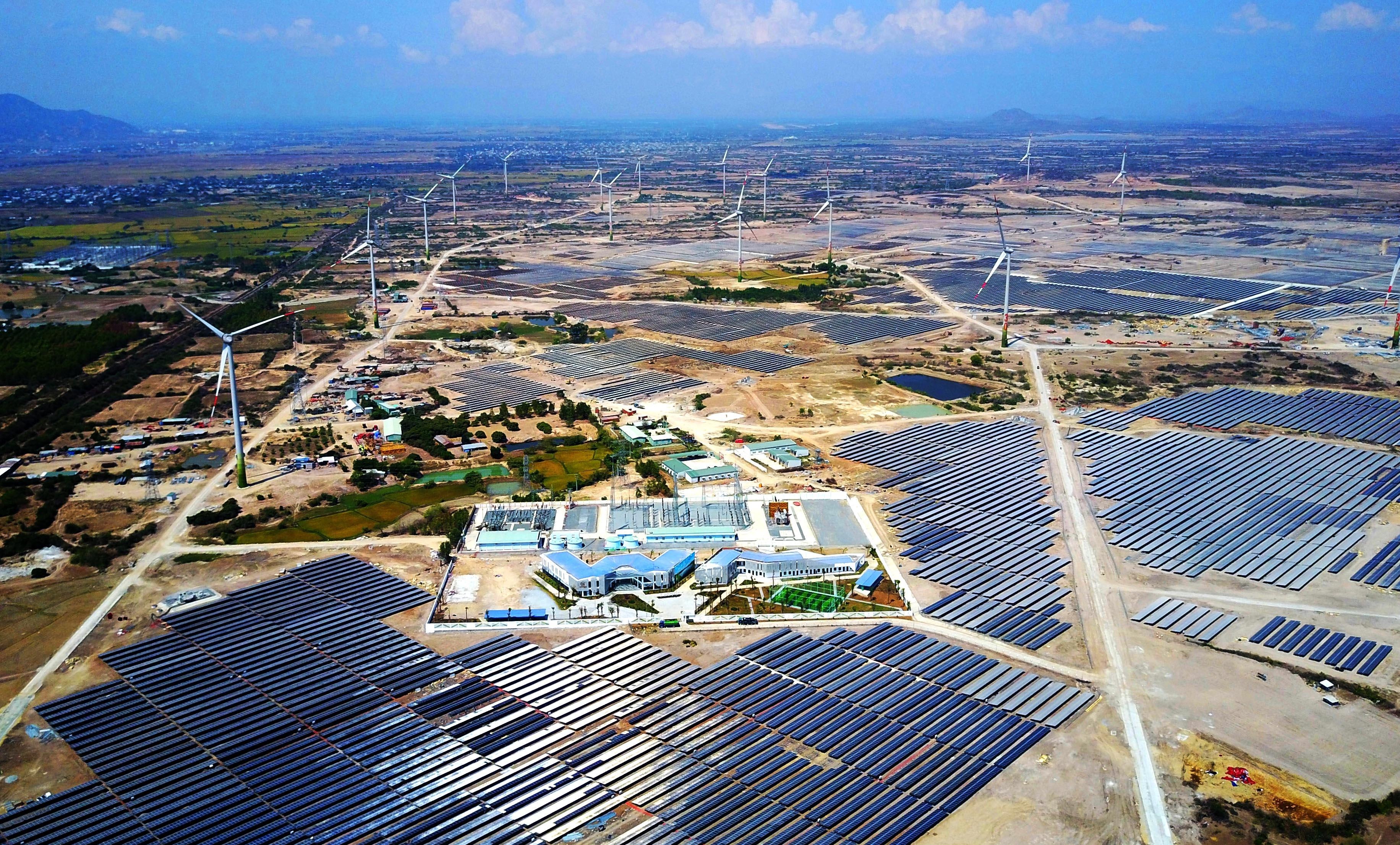 'Canh dong dien' lon nhat nuoc nhin tu flycam hinh anh