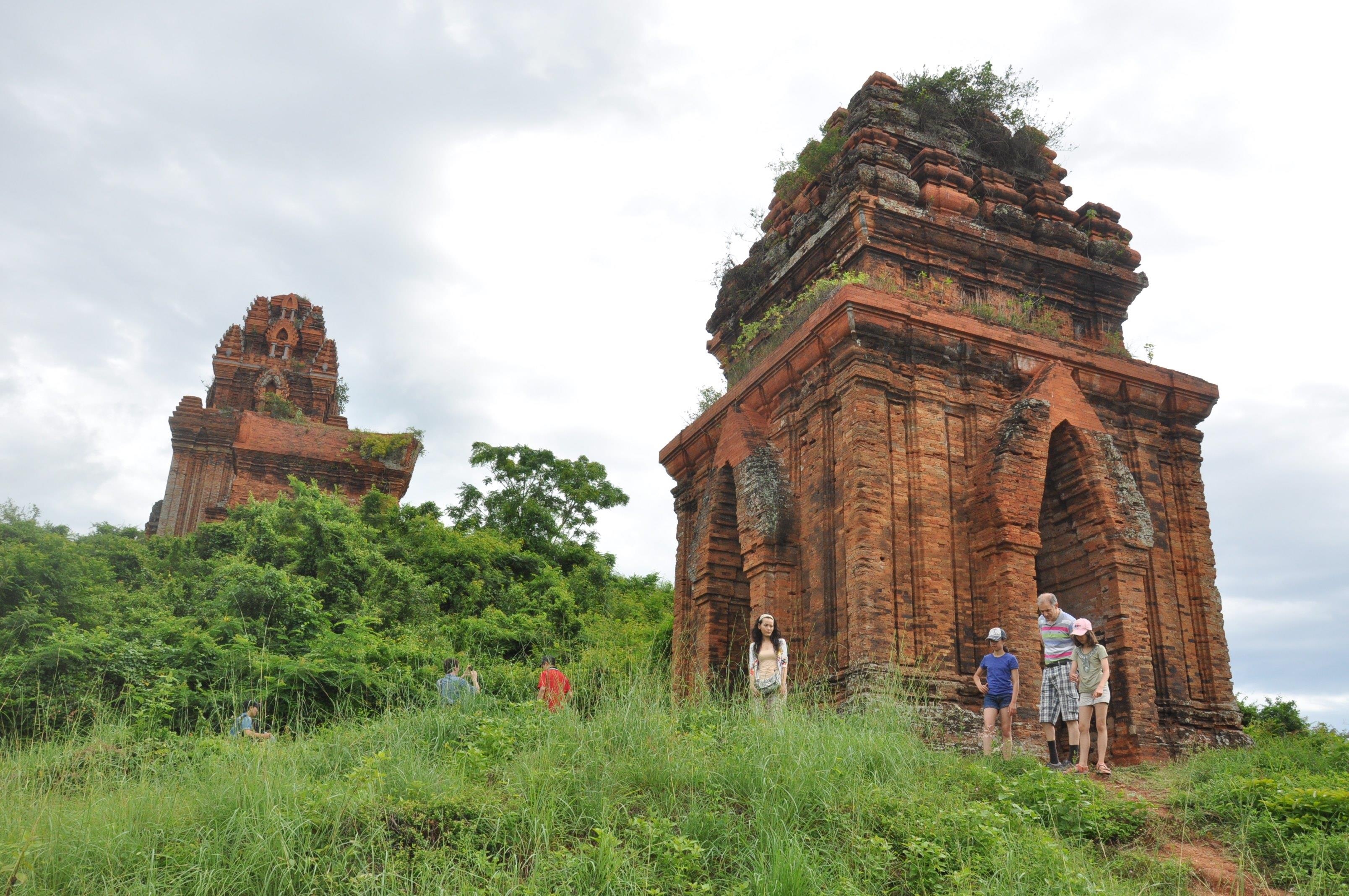 đóng khung thép lên tháp chăm nghìn tuổi là phá hoại di sản ảnh 2 dong khung thep len thap cham nghin tuoi la pha hoai di san anh 2
