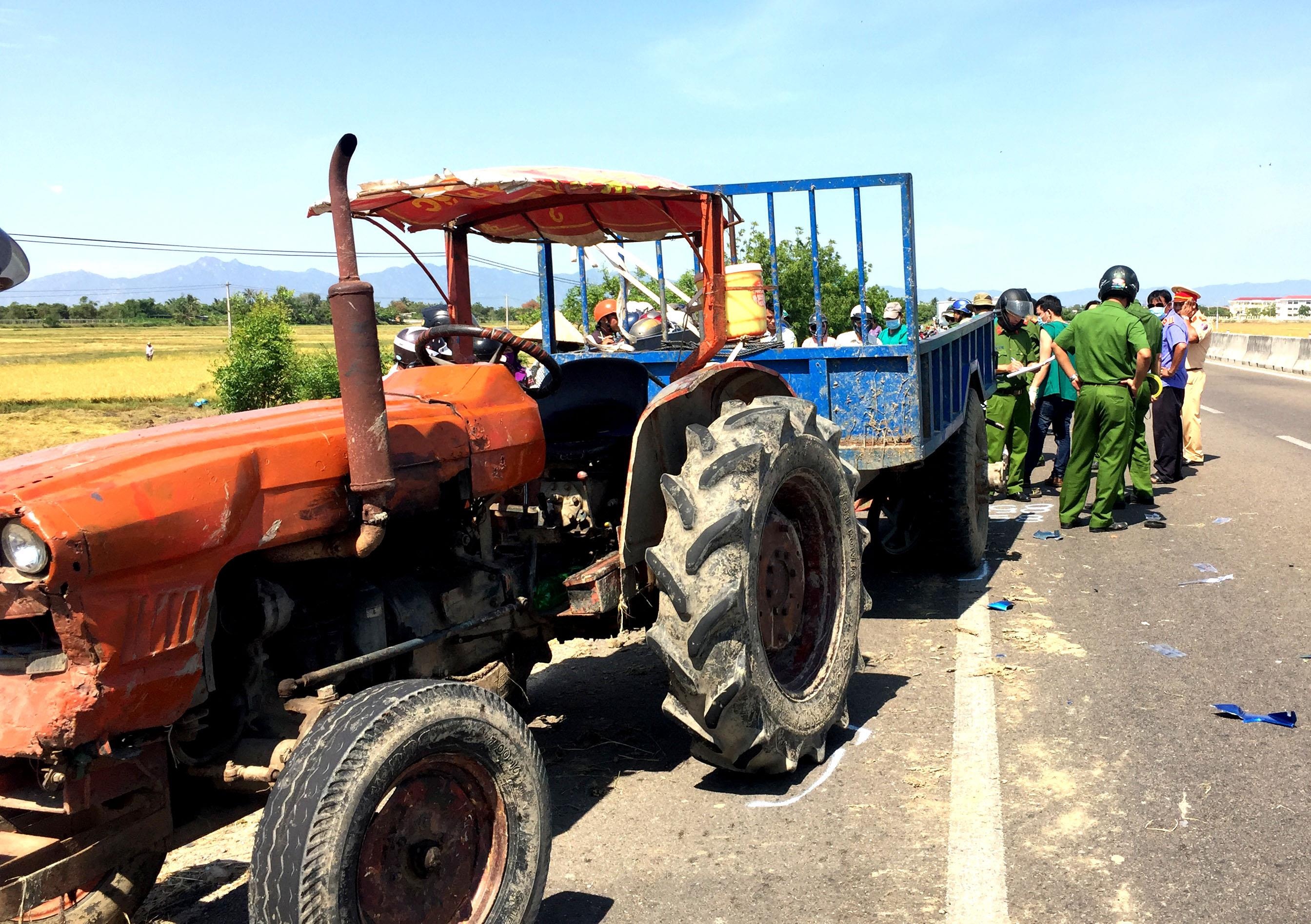 Tong vao duoi xe may cay, 2 me con tu vong hinh anh