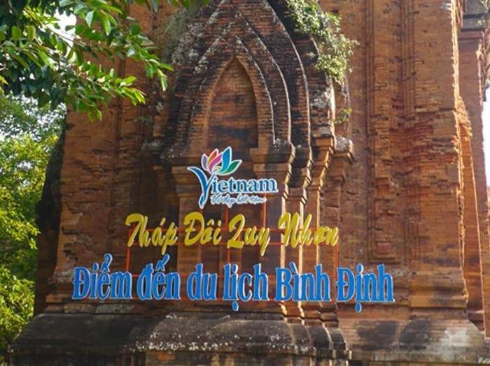 Dong khung thep len thap Cham nghin nam tuoi la hanh vi pha hoai hinh anh