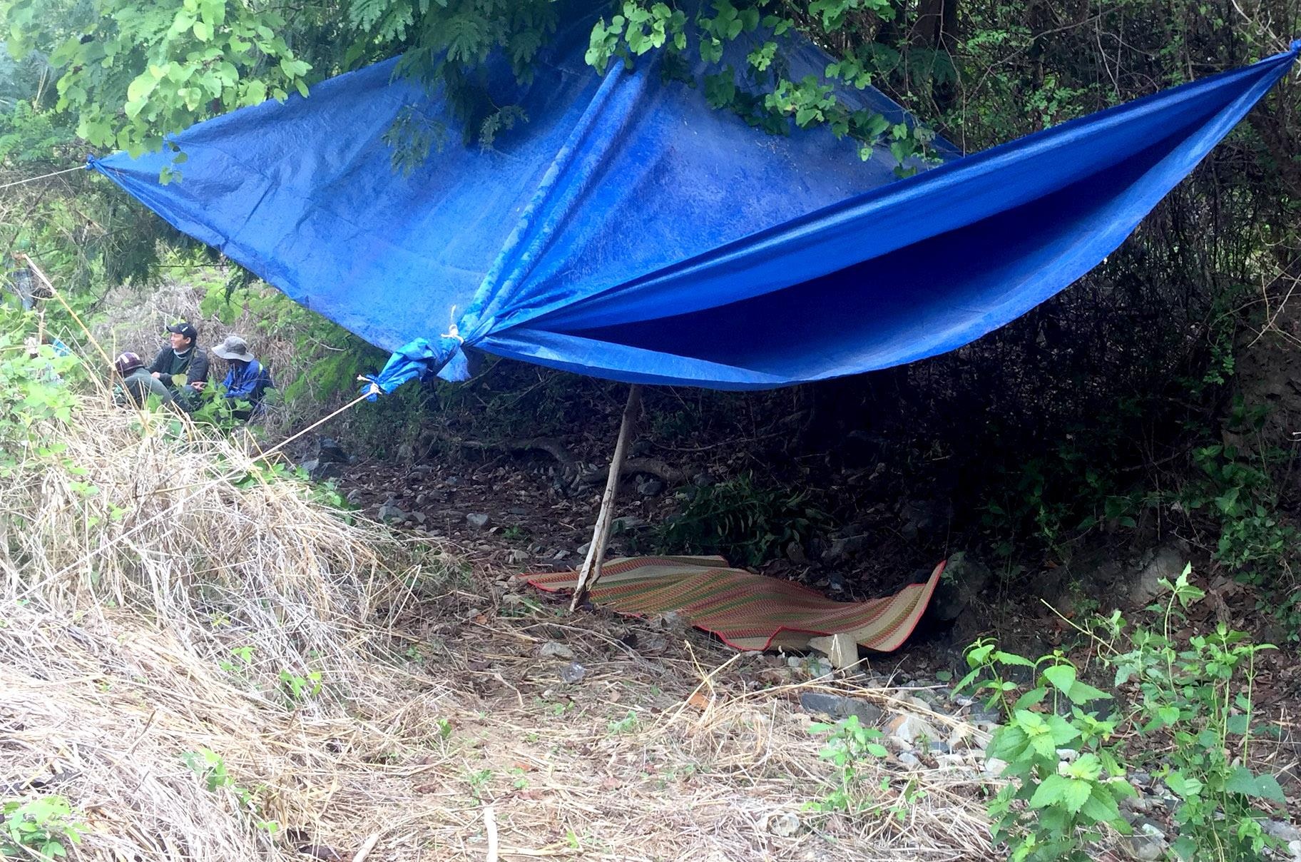 Phat hien thi the be trai 2 tuoi gan chan nui sau 2 ngay mat tich hinh anh