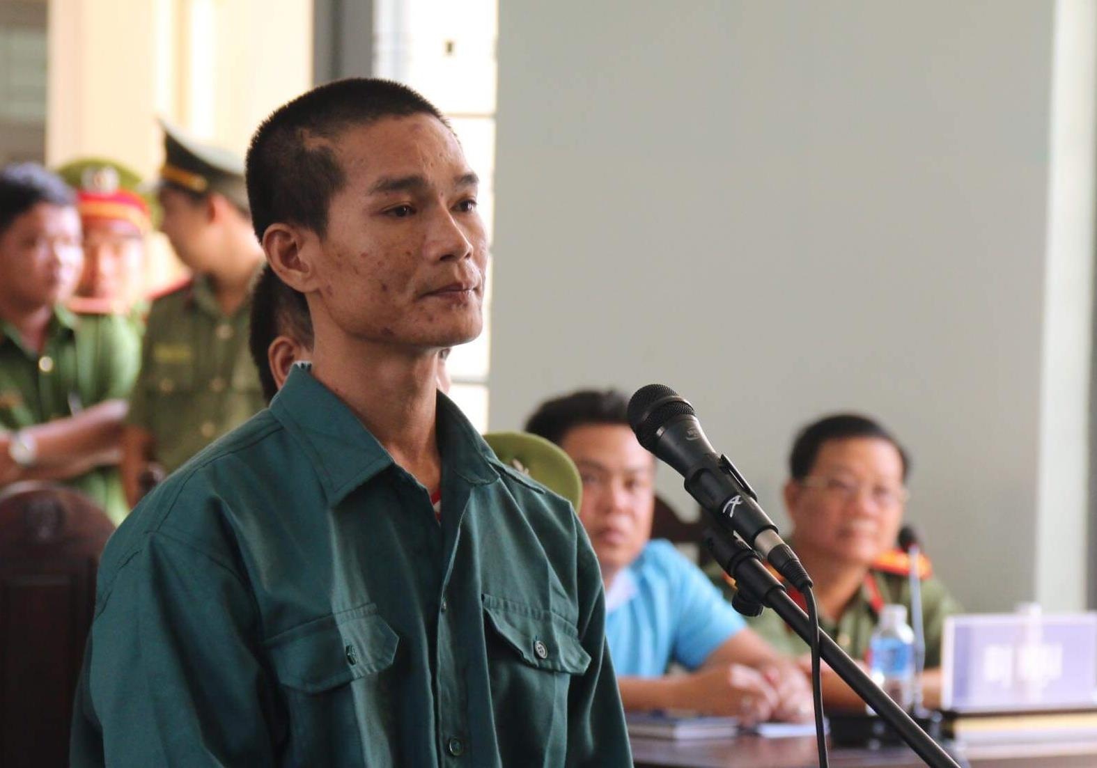 Ga tho ho dot oto trong tru so doi Canh sat PCCC linh an hinh anh