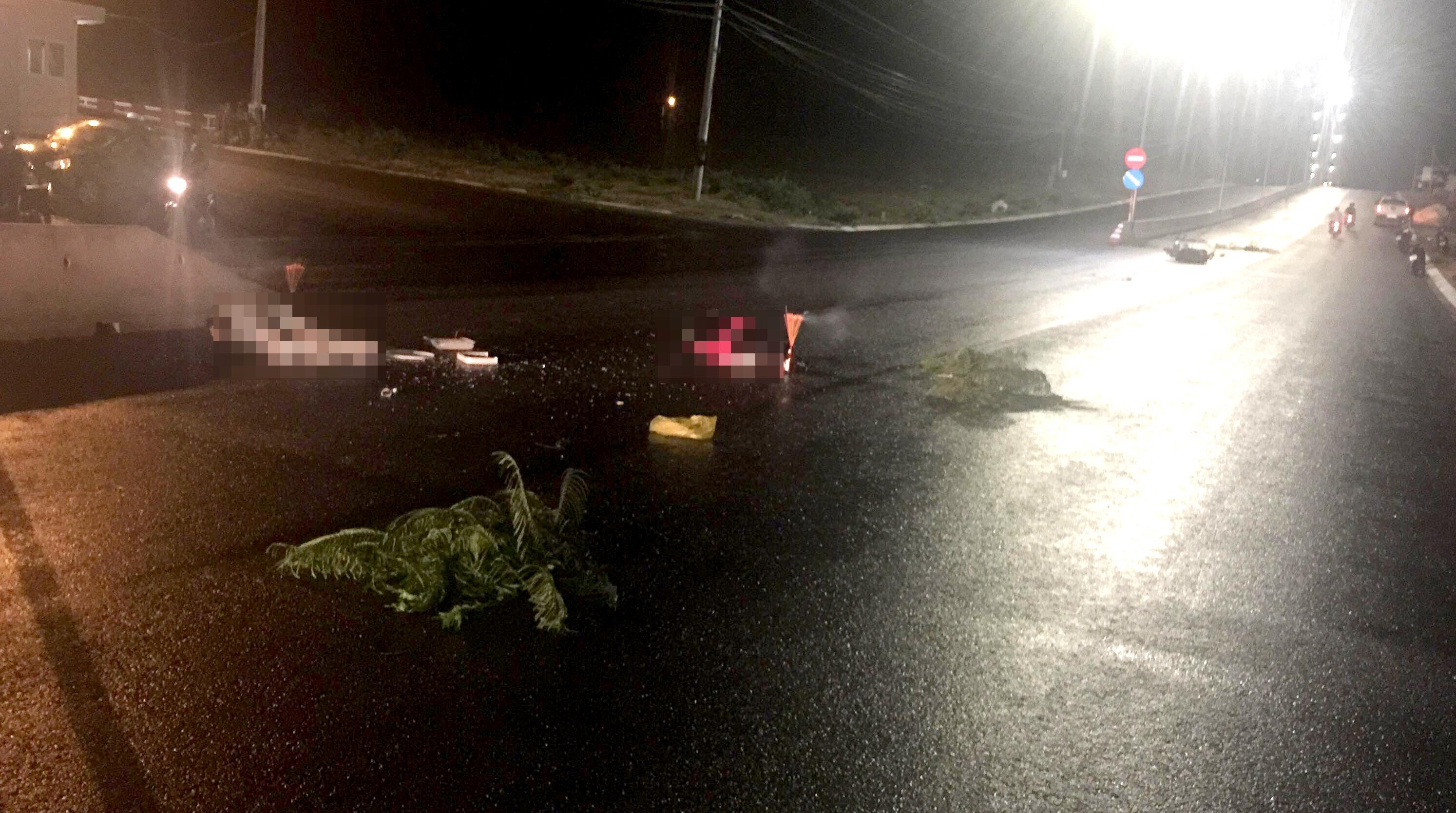 đôi nam nữ tông vào giải phân cách tử vong ảnh 1 doi nam nu tong vao giai phan cach tu vong anh 1