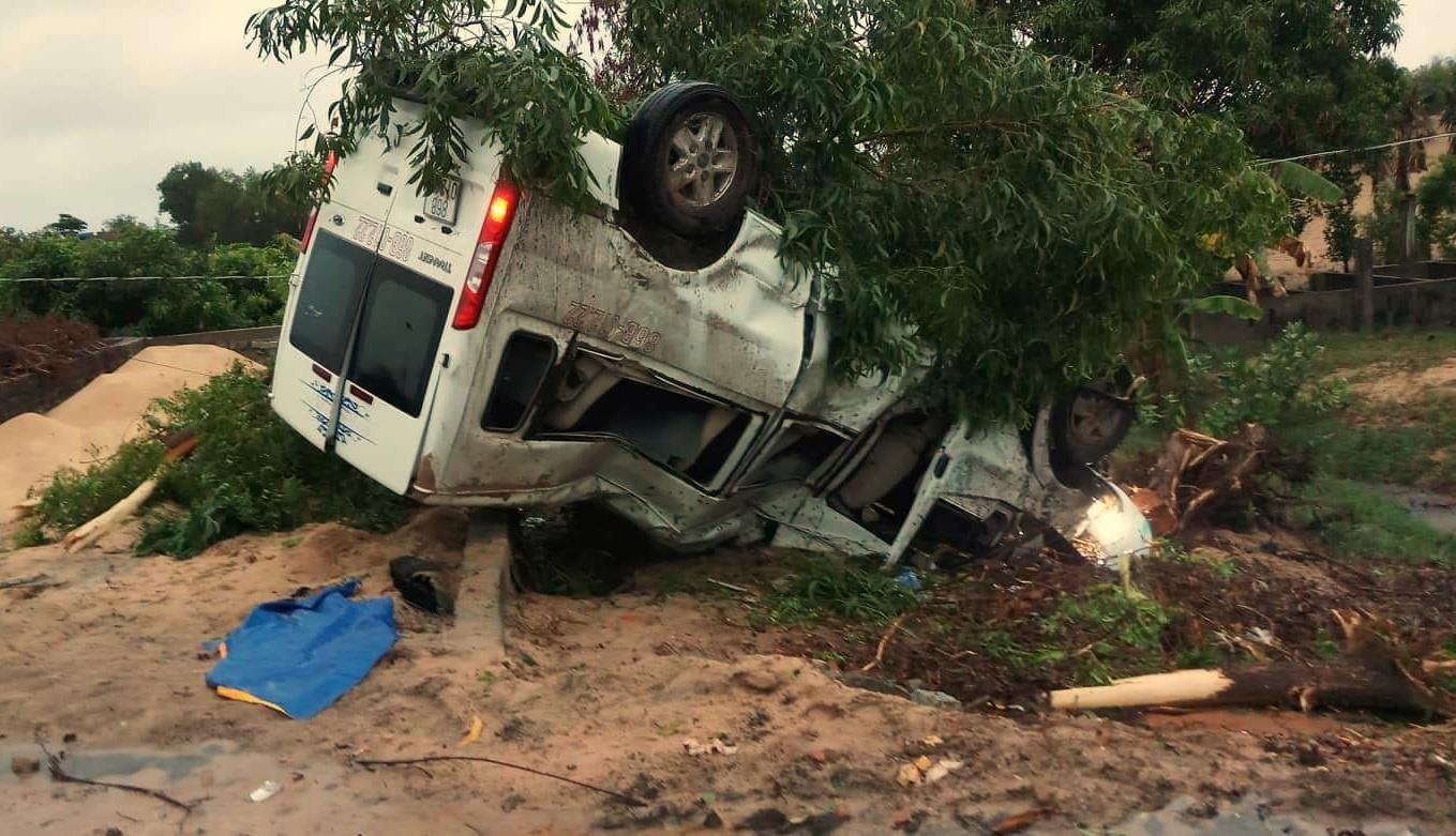 Xe 16 cho lat ngua o mui ne anh 1