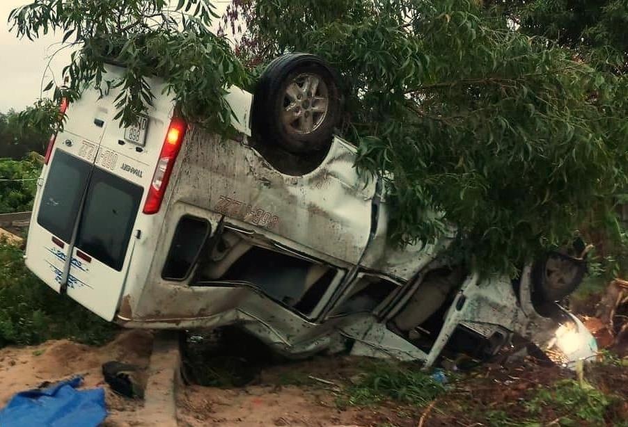 Pha cua cuu 2 nguoi mac ket trong oto 16 cho lat ngua hinh anh