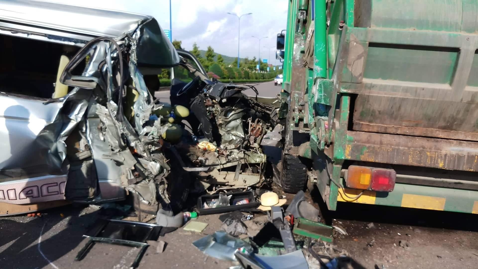 Oto 16 cho tong vao xe cho rac, 13 nguoi thoat chet hinh anh