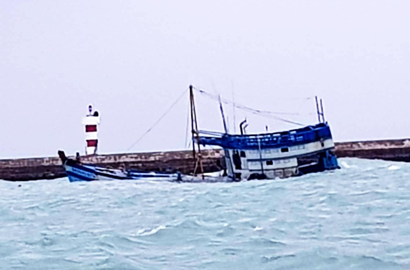 Tau cho 71 tan dau chim o cang Phu Quy, co nguy co tran dau ra bien hinh anh