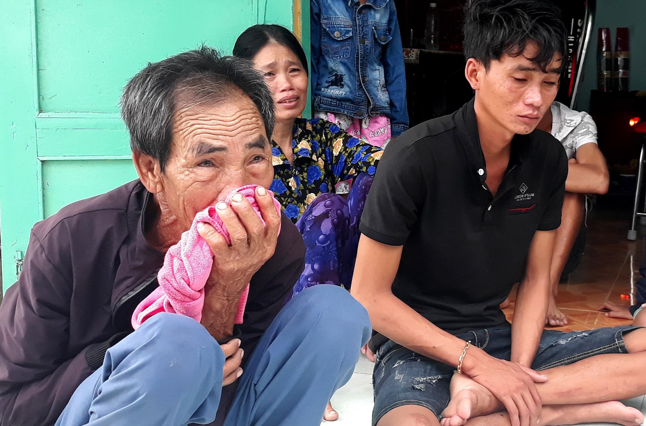 Ngu dan ke phut thoat nan khi con tau bi song danh lat up hinh anh