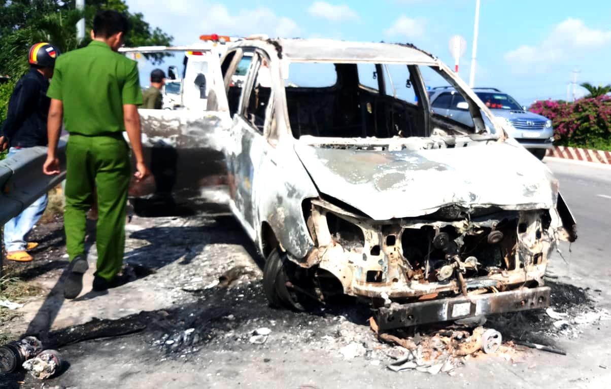 xe boc chay khi dang luu thong tren quoc lo 1 anh 1