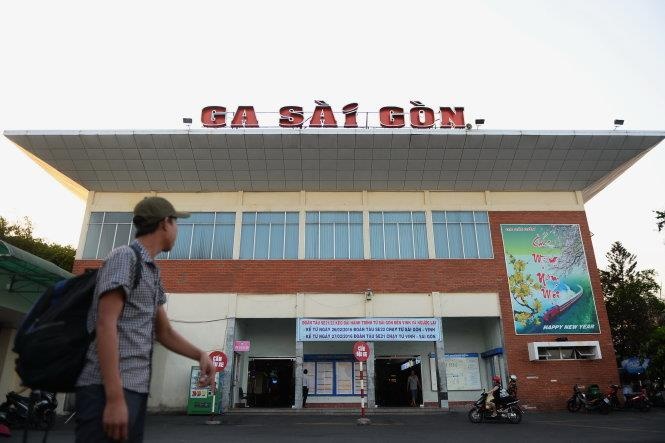 Chong dam chet vo truoc ga Sai Gon hinh anh