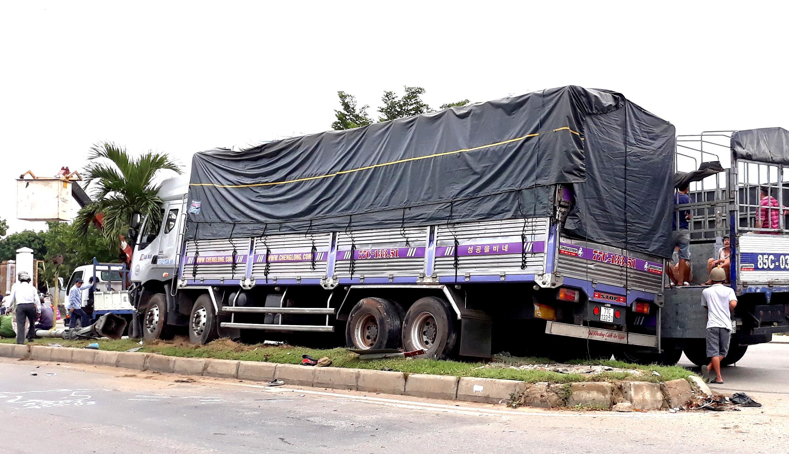 Oto tai lao vao 2 xe may dang cho sang duong, mot nguoi chet hinh anh