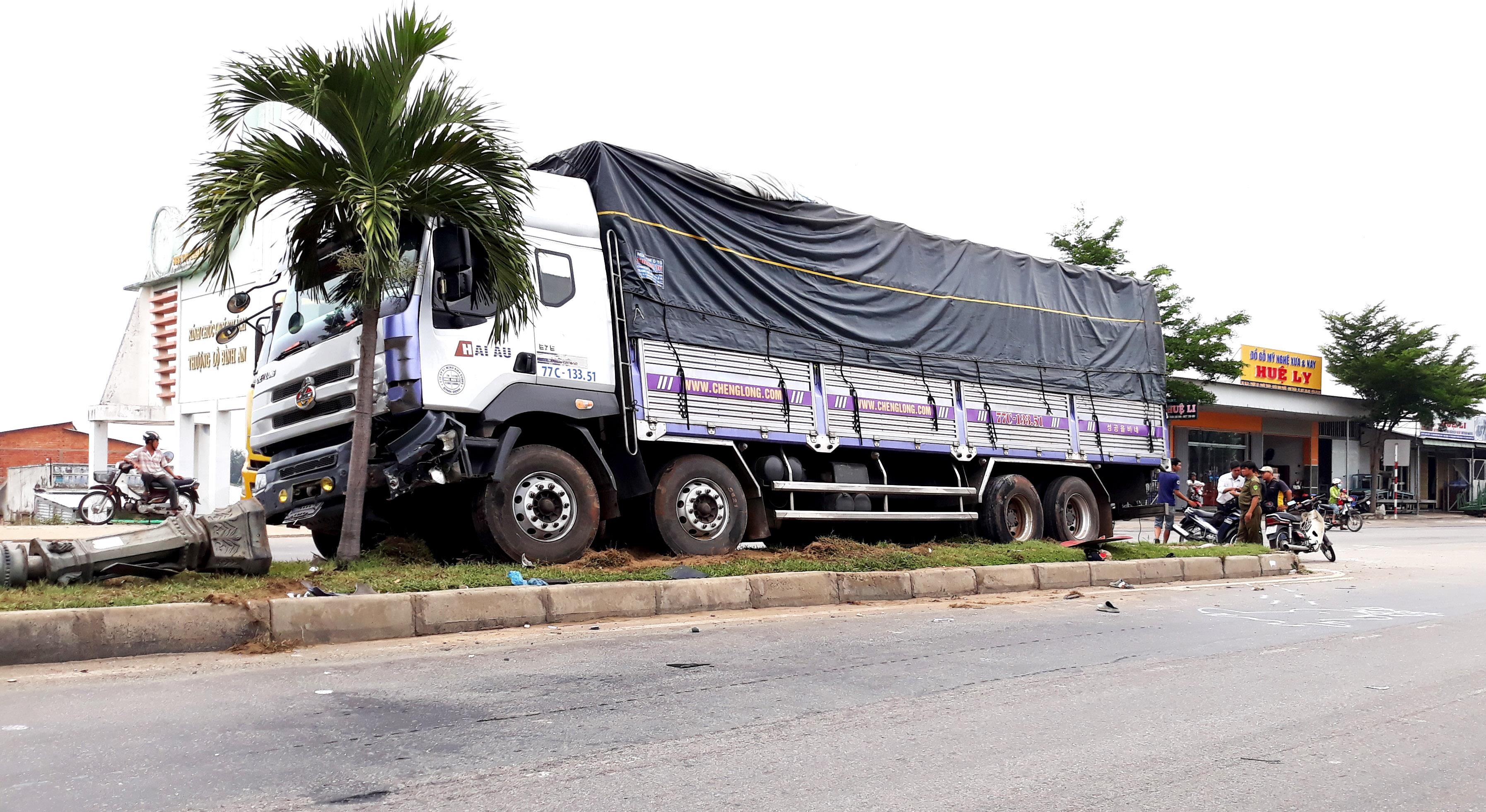 xe tải lao vào 2 xe máy đang chờ sang đường ảnh 1 xe tai lao vao 2 xe may dang cho sang duong anh 1