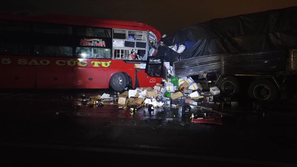 Hien truong vu xe khach giuong nam doi dau voi oto tai hinh anh