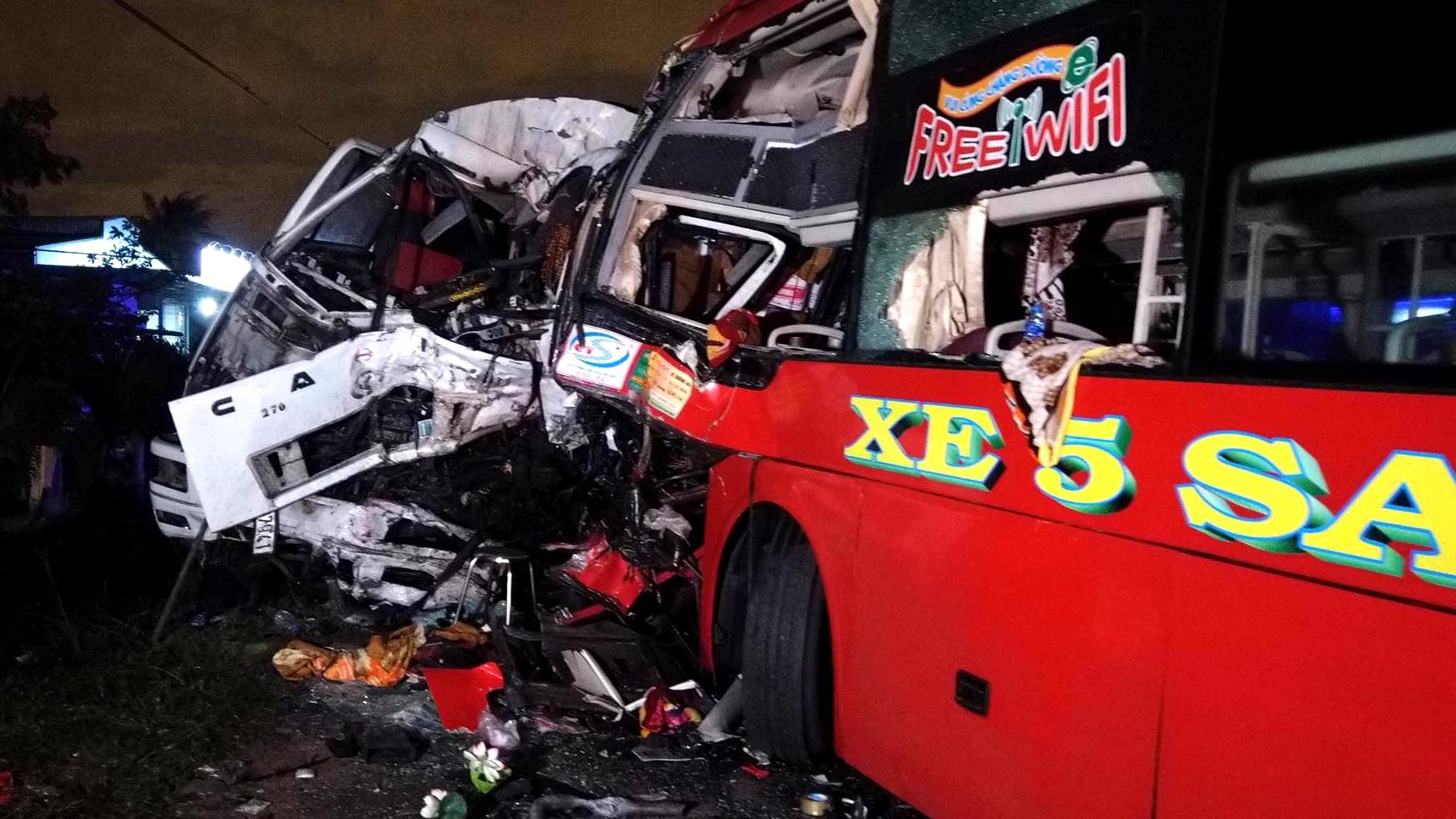 xe khach doi dau xe tai 2,  2 tai xe tu vong anh 2