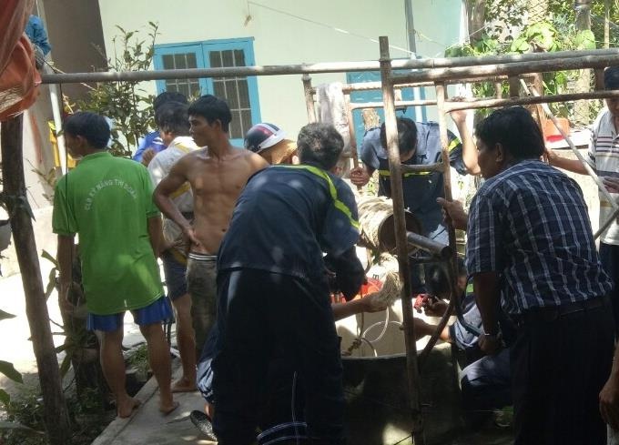 Người đàn ông ngạt khí dưới giếng sâu ảnh 1 Nguoi dan ong ngat khi duoi gieng sau anh 1