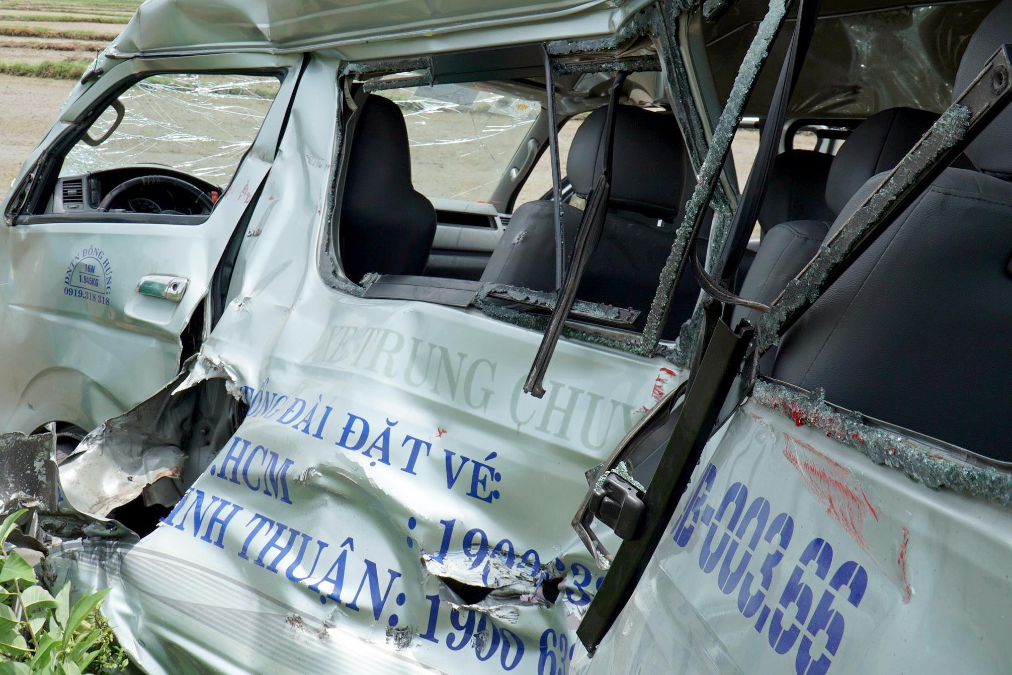 Chuyen di dinh menh cua 2 co gai tren xe 16 cho bi tau hoa hat vang hinh anh