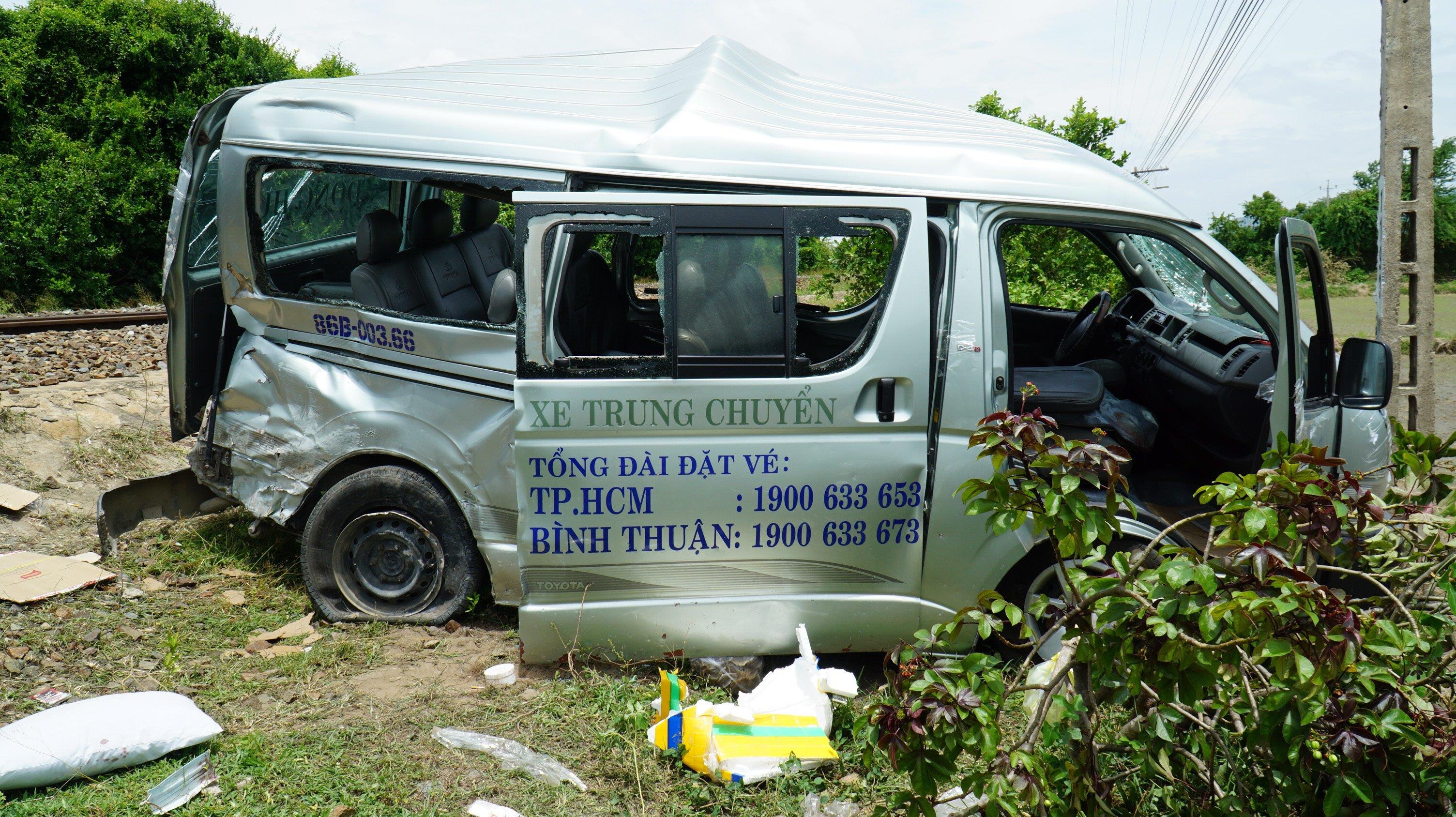 tau hoa tong xe 16 cho,  3 nguoi tu vong anh 2