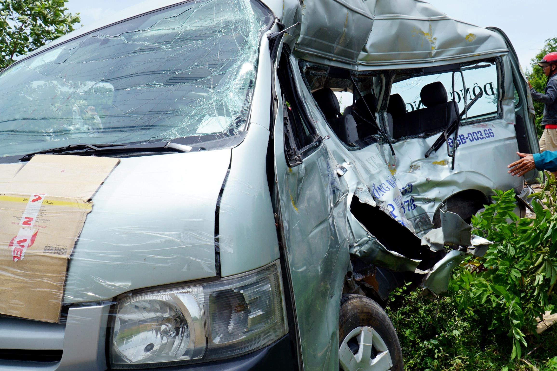 Tau hoa tong xe 16 cho, 3 nguoi tu vong hinh anh