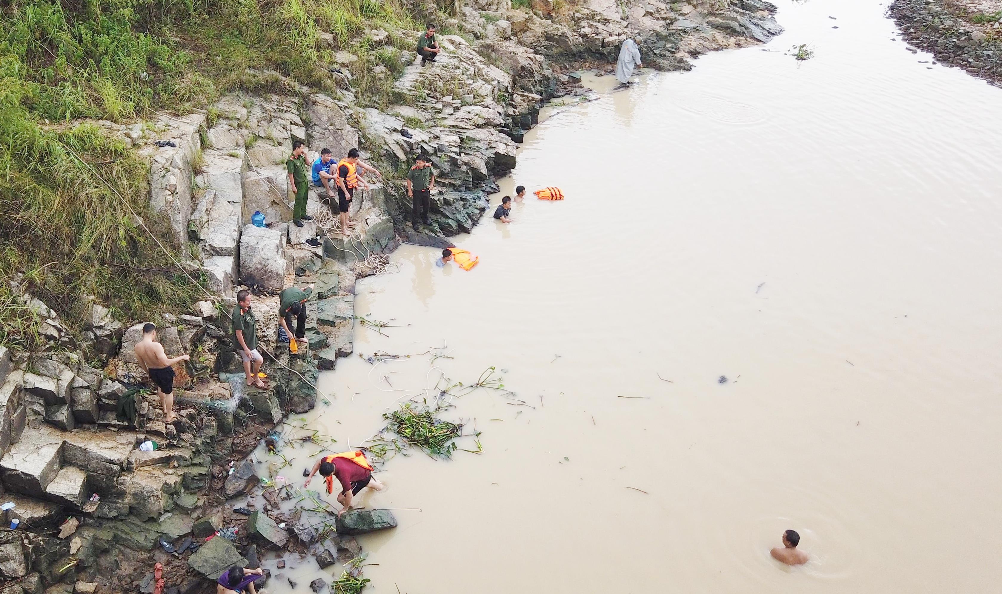 Thanh niên đuối nước dưới đập sông dinh ảnh 1 Thanh nien duoi nuoc duoi dap song dinh anh 1