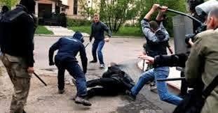 Nhom nguoi xong vao nha tro chem thanh nien 9X hinh anh