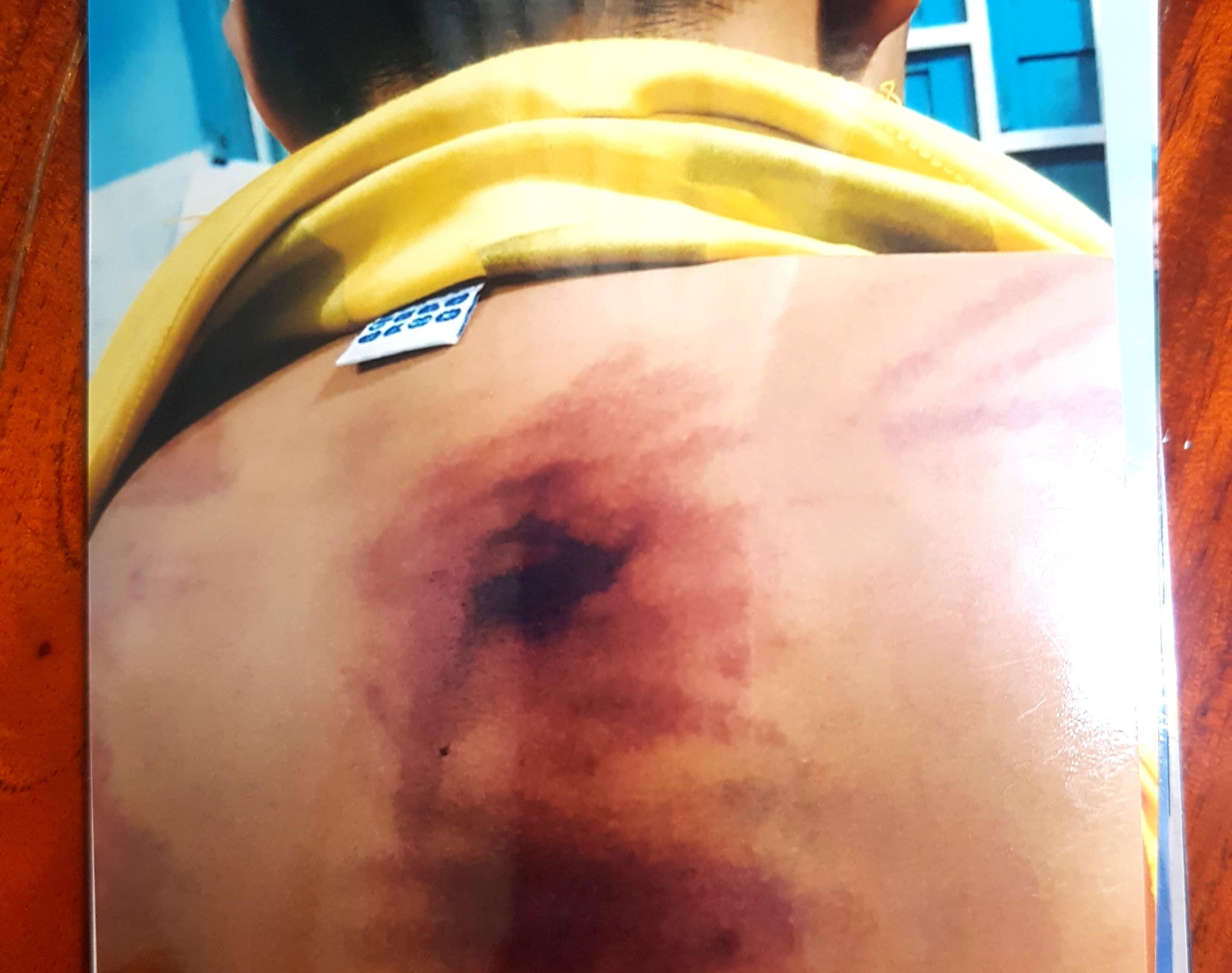 Cu si nhan sai khi danh be trai 11 tuoi ngay trong chua hinh anh