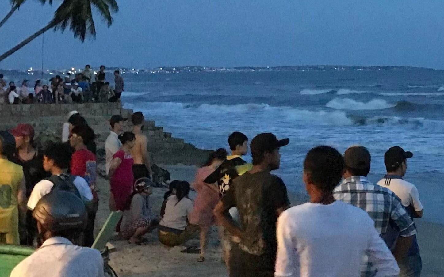 4 thanh nien Lam Dong bi song cuon khi tam bien Phan Thiet hinh anh