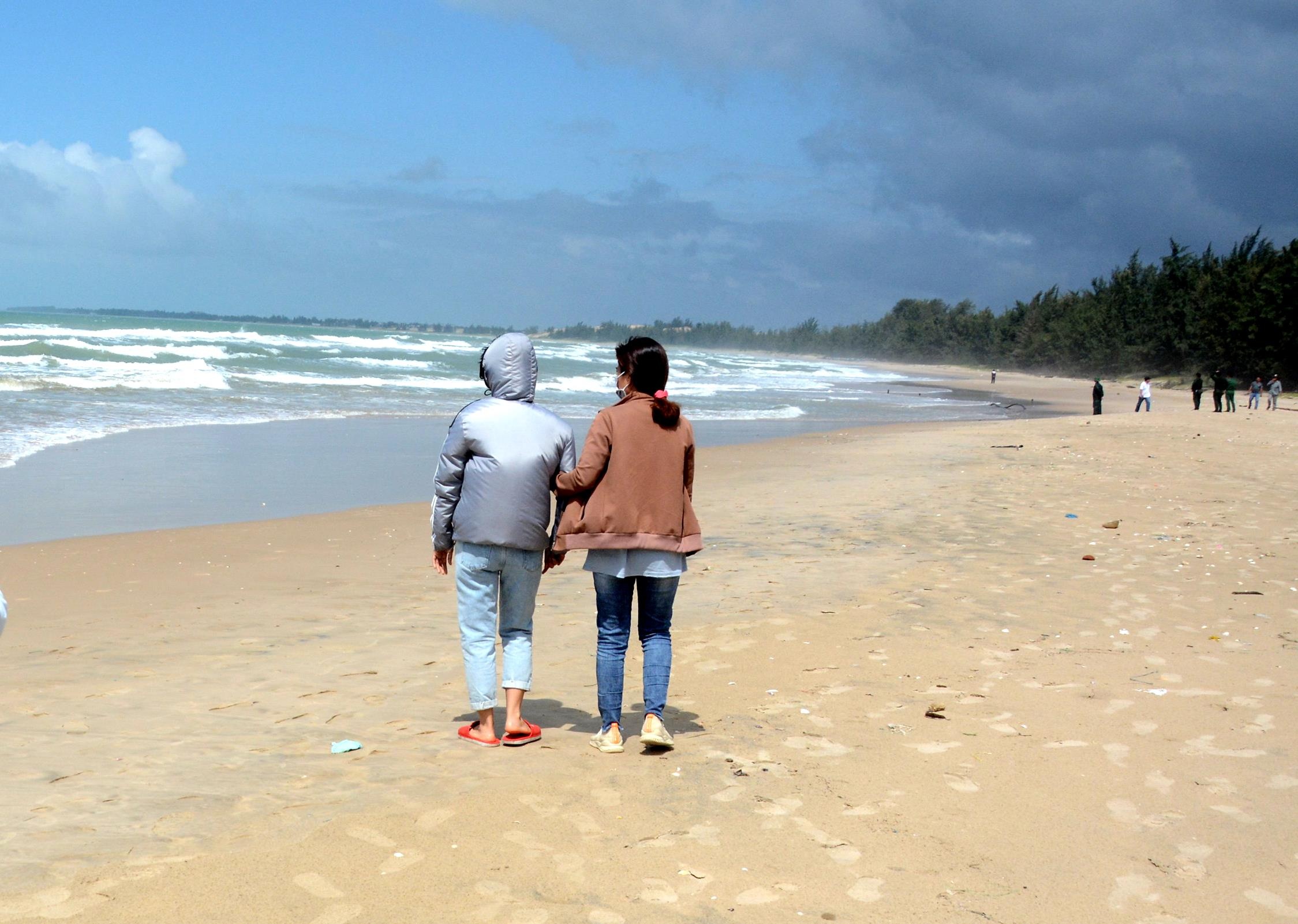 người vụ ngóng tin chồng trên bờ biển ảnh 1 nguoi vu ngong tin chong tren bo bien anh 1