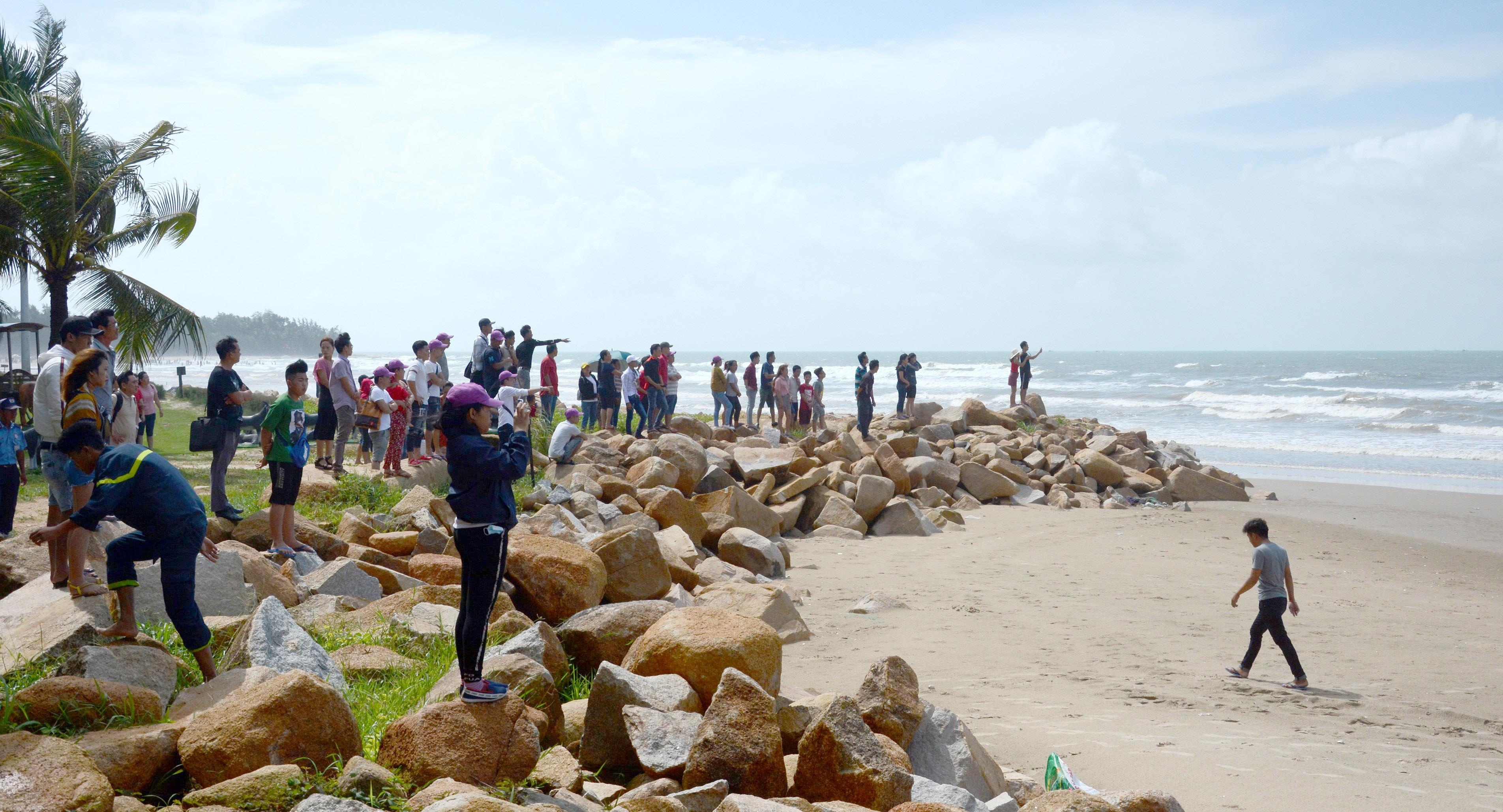 người vụ ngóng tin chồng trên bờ biển ảnh 2 nguoi vu ngong tin chong tren bo bien anh 2