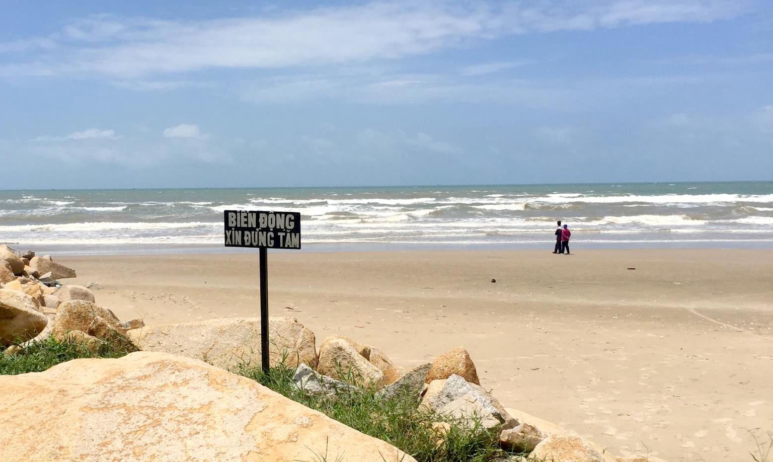 nhom du khach phot lo canh bao song lon anh 1