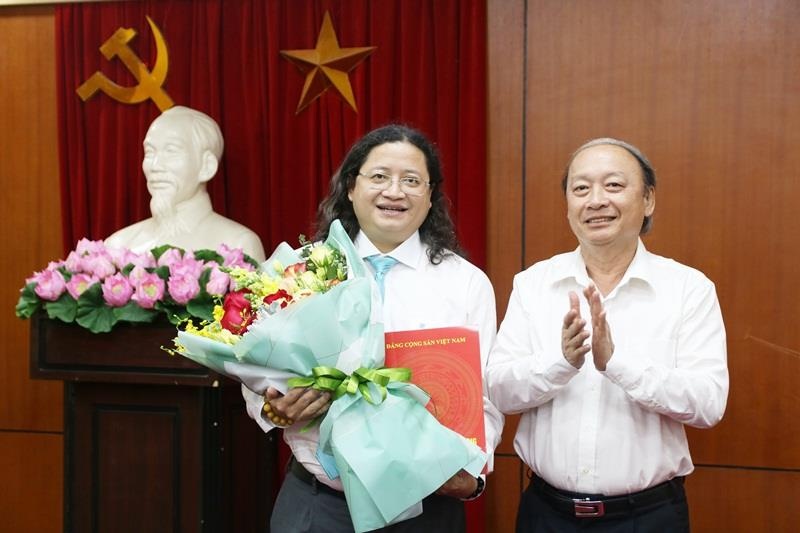 Ong Nguyen Minh Nhut giu chuc Vu truong Vu Van hoa - Van nghe hinh anh