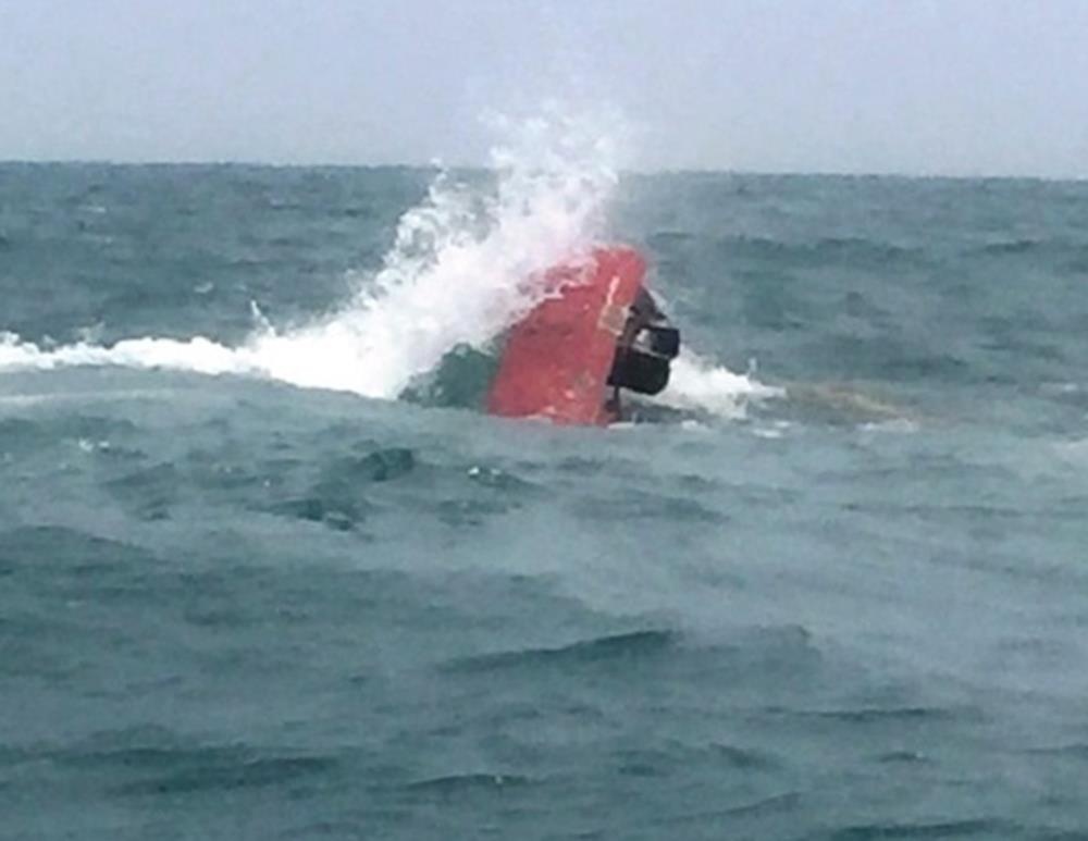 Tau ca bi song lon danh chim, 7 ngu dan thoat chet than ky hinh anh