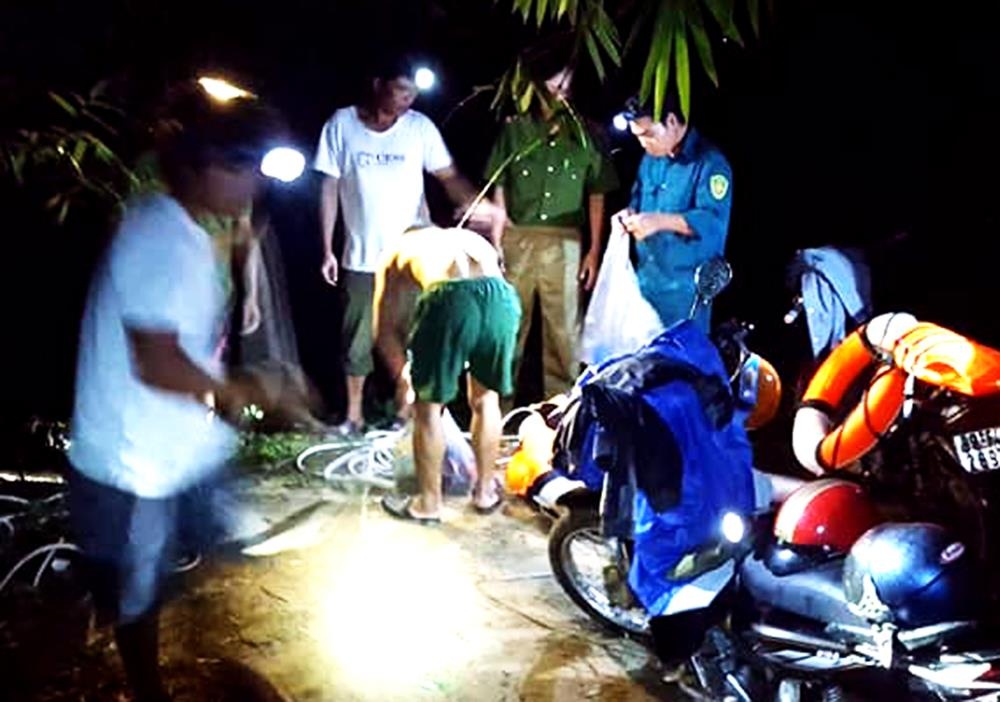 Hai nguoi bi duoi nuoc o Ho Tien hinh anh