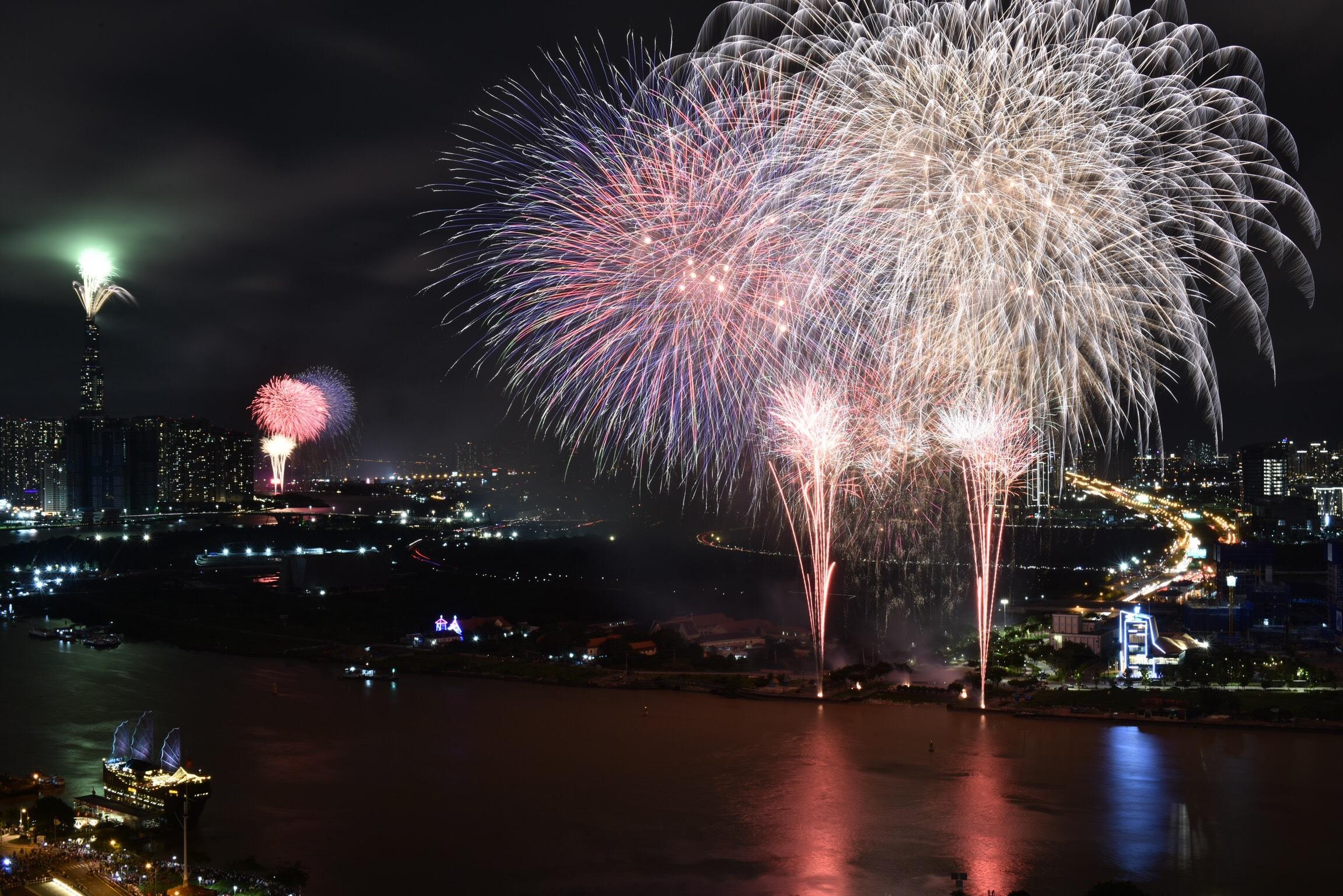 sai gon ket cung truoc gio ban phao hoa anh 1