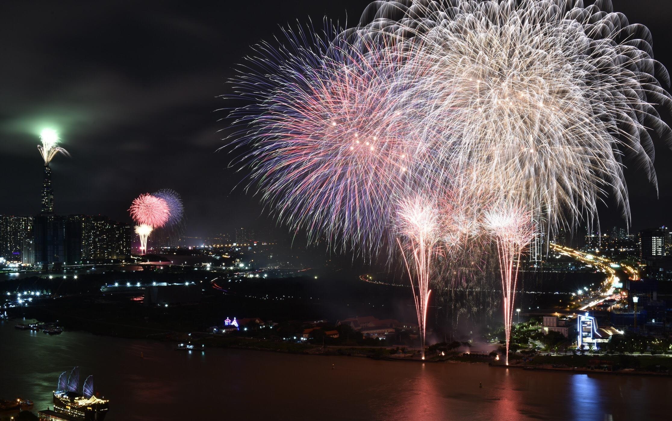 Phao hoa mung Quoc khanh thap sang bau troi TP.HCM hinh anh