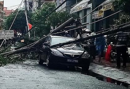 Cot dien gay de trung xe dua don Bi thu Thanh uy Vi Thanh hinh anh