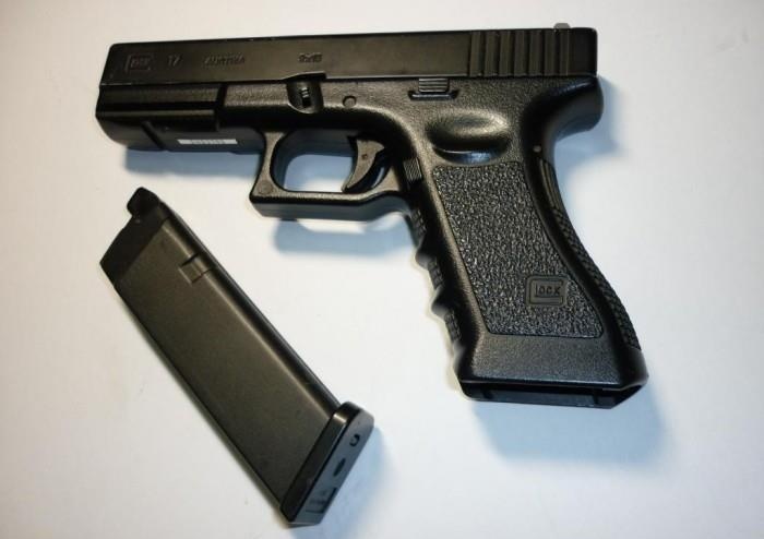 Nhan vien co so cai nghien vo y ban… thang vao mat dong nghiep hinh anh