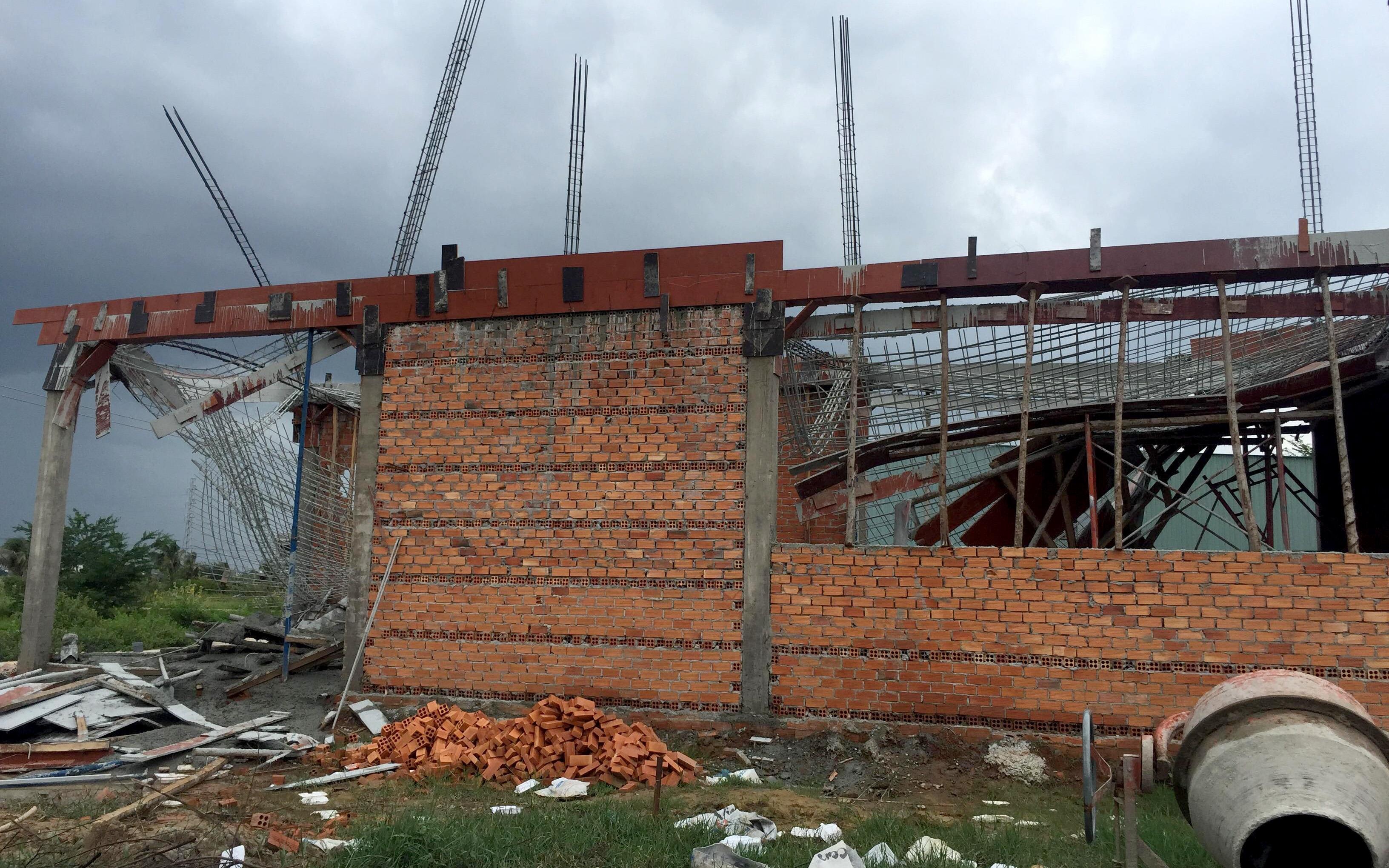 sập giàn đổ bê tông đè chết thợ hồ ảnh 1 sap gian do be tong de chet tho ho anh 1