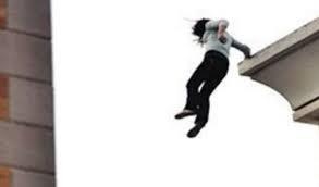 Con trai bi duoi nuoc, me nhay lau benh vien tu vong hinh anh