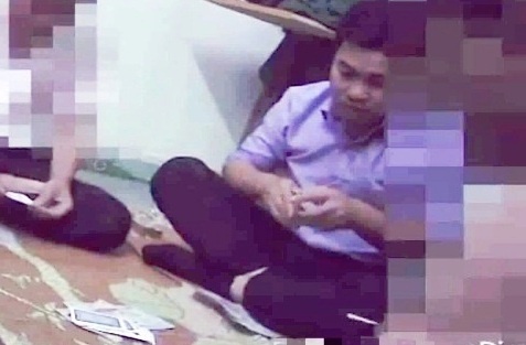 cách chức phó chủ tịch xã đánh bài ảnh 1 cach chuc pho chu tich xa danh bai anh 1