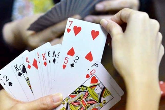 Pho chu tich xa bi cach chuc vi danh bai an tien hinh anh