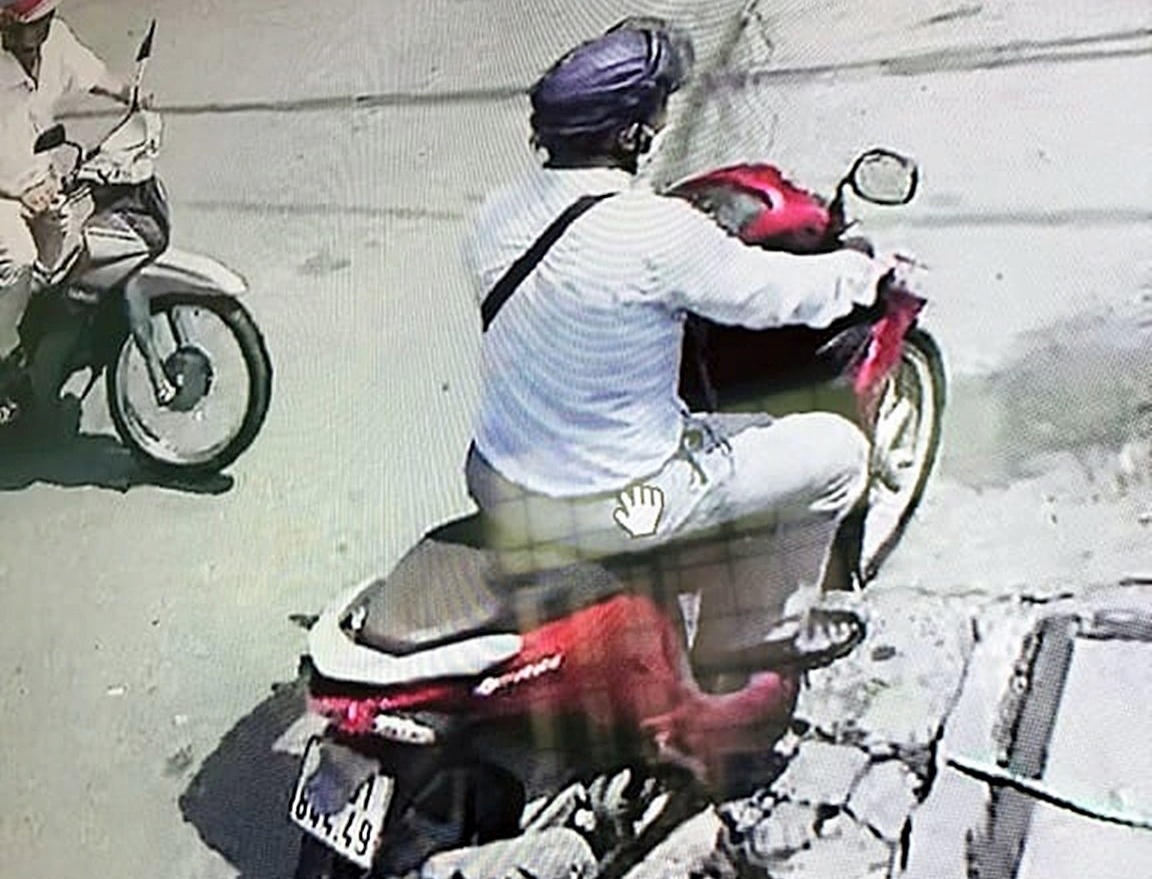 Truy tim nguoi noi tieng Trung Quoc vo mua vang roi trom day chuyen hinh anh