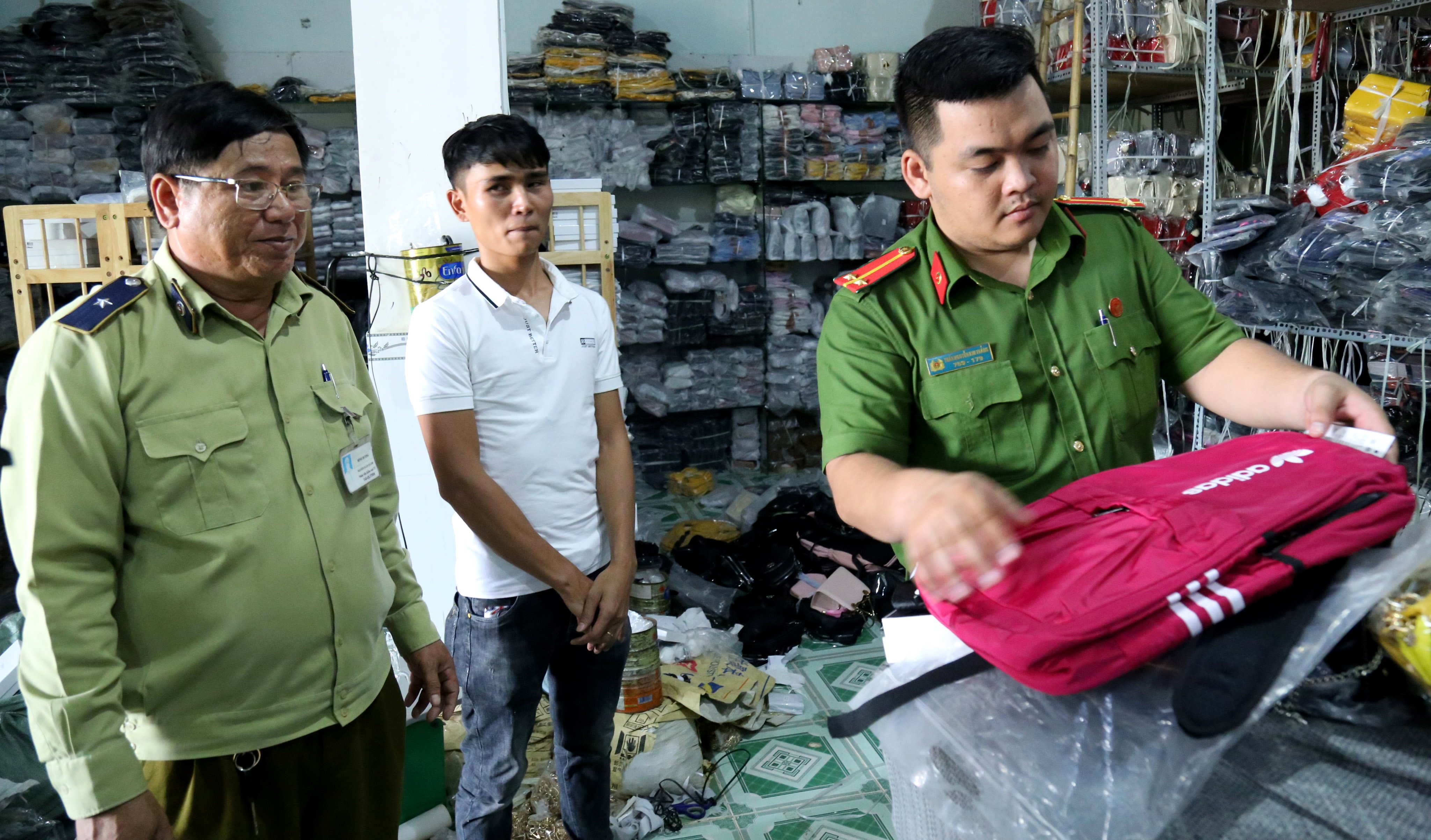 kho hàng chứa 6000 túi xách nhái nhãn hiệu lv ảnh 1 kho hang chua 6000 tui xach nhai nhan hieu lv anh 1