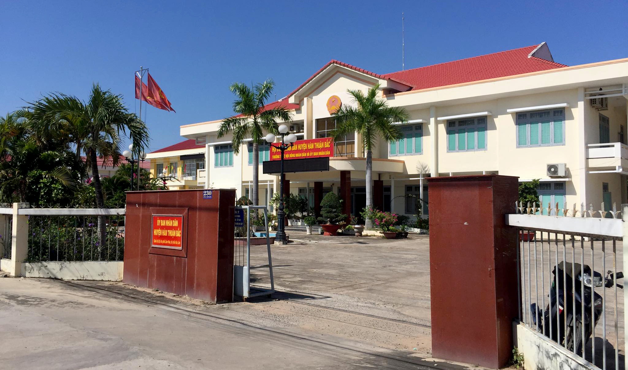 chủ tịch huyện bổ nhiệm con rể làm phó giám đốc ảnh 1 chu tich huyen bo nhiem con re lam pho giam doc anh 1