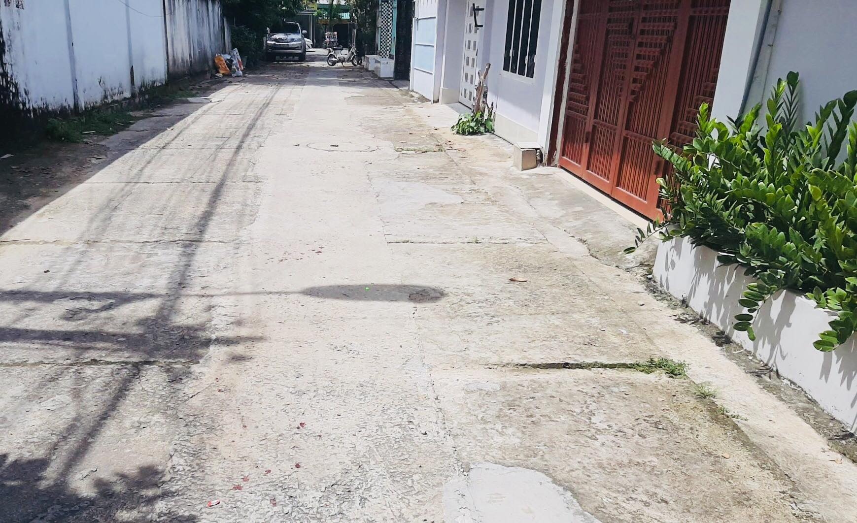 nam thanh niên bị đâm gục trong hẻm cụt ảnh 1 nam thanh nien bi dam guc trong hem cut anh 1